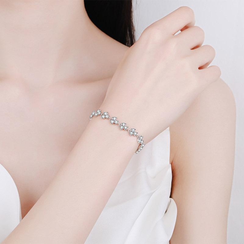 Women's Adjustable Four-Leaf Clover Bracelet with 4.2 Carat Moissanite in Platinum-Plated 925 Sterling Silver